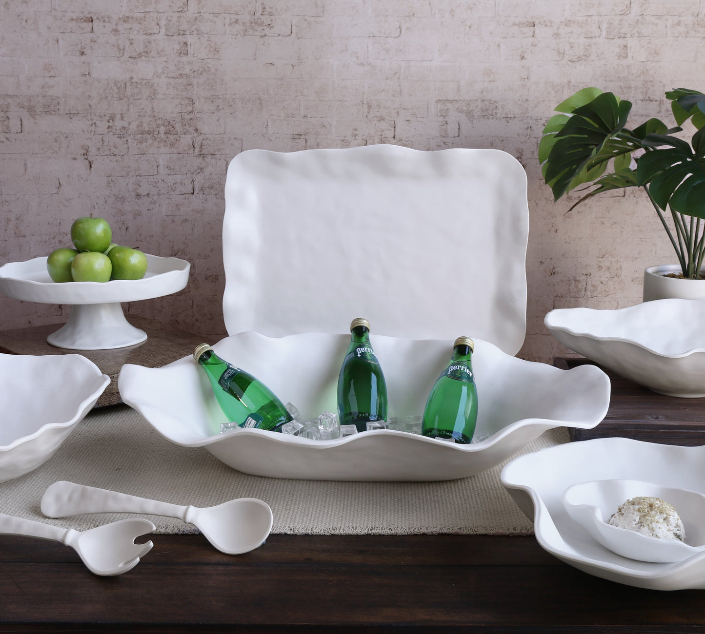 Vida Nube Round Pedestal Melamine Cake Stand